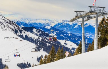 Kayak kaldırma. Kayak merkezi Brixen im Thalef. Tyrol, Avusturya