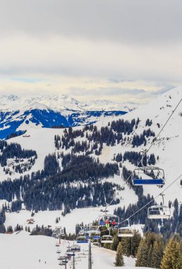Kayak kaldırma. Kayak merkezi Brixen im Thalef. Tyrol, Avusturya