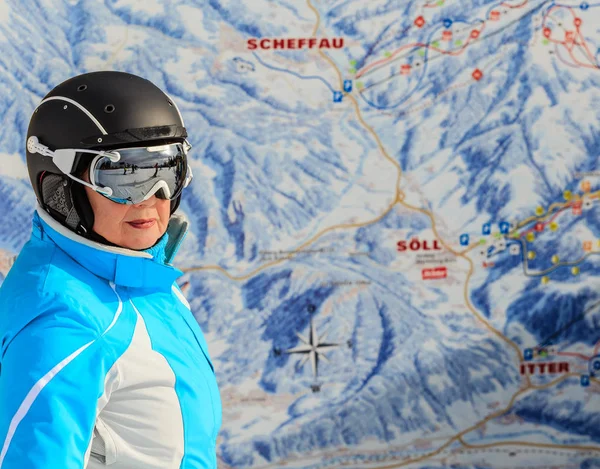Portret skiër het plan van de baan de ski resort op de achtergrond — Stockfoto