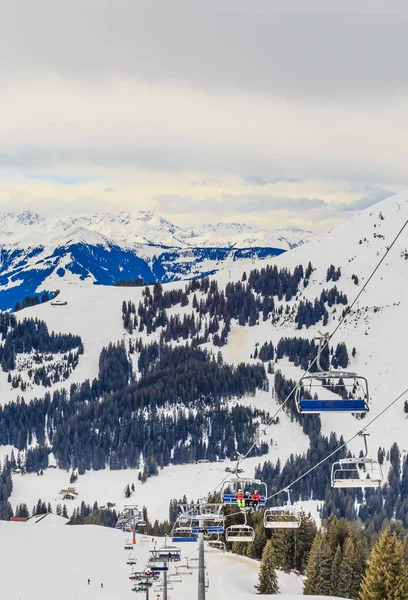 Kayak kaldırma. Kayak merkezi Brixen im Thalef. Tyrol, Avusturya