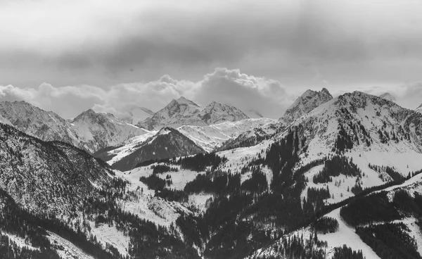 Montañas con nieve en invierno. Estación de esquí Westendorf. Tirol, Aus —  Fotos de Stock