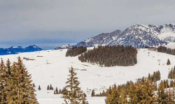 Op de hellingen van de ski resort Brixen im Thalef. Tirol, Oostenrijk — Stockfoto