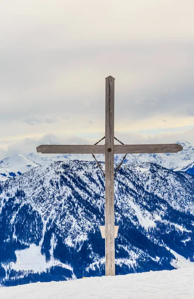 Cross on the mountain Zinsberg. Ski resort Brixen im Thalef — Stock Photo, Image