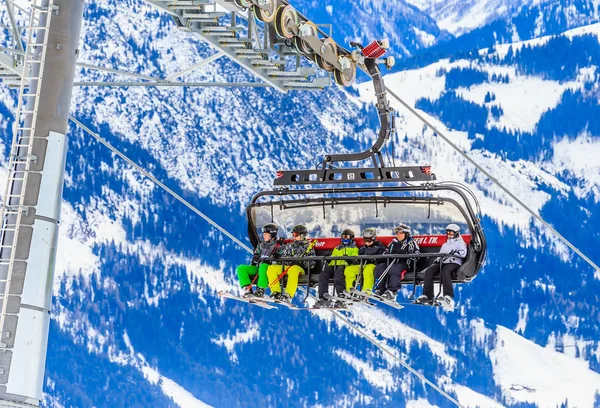 Kayak kaldırma. Kayak merkezi Brixen im Thalef. Tyrol, Avusturya — Stok fotoğraf