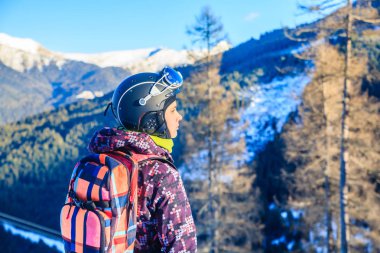 Portre kayakçı dağların içinde belgili tanımlık geçmiş. Kayak Merkezi kötü Gast