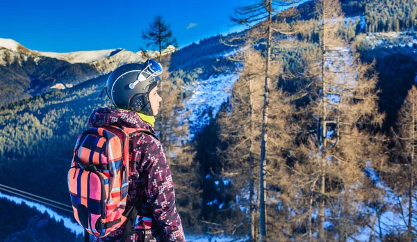 Portret narciarz górami w tle. Ośrodek narciarski Bad Gast — Zdjęcie stockowe