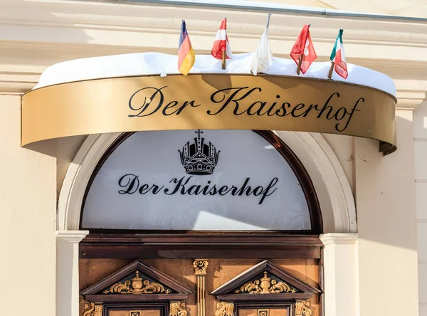Фасадні hotel Kaiserhof. Австрійський курорту і лижних вдаватися погано Г — стокове фото