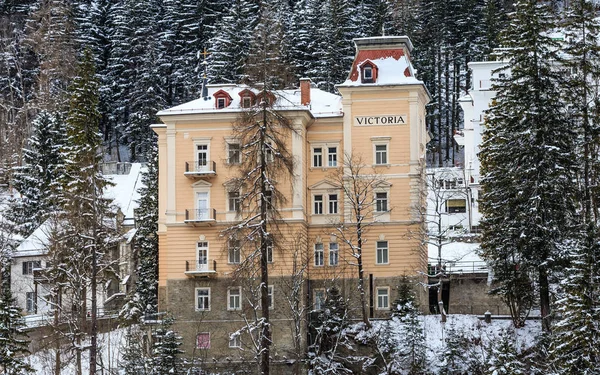 오스트리아 온천과 스키장 베드에 있는 호텔의 보기, — 스톡 사진
