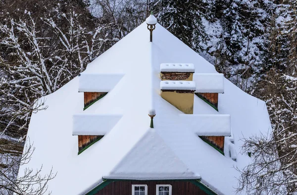 The roof of the hotel in winter in the mountains — Stock Photo, Image