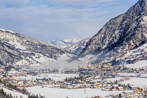 Blick auf die Stadt im Tal von Gastein, Österreich — Stockfoto