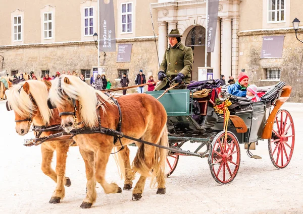 Een paard harnas in de straten van Salzburg, Oostenrijk — Stockfoto