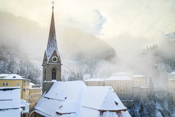 Kyrkan av St. Primus och Felitsian. Österrikiska spa och ski resort — Stockfoto