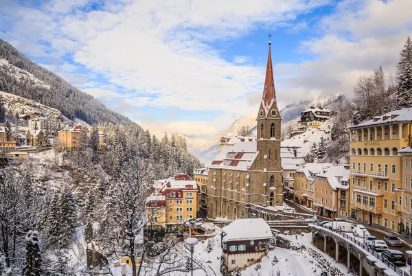 Kyrkan av St. Primus och Felitsian. Österrikiska spa och ski resort — Stockfoto