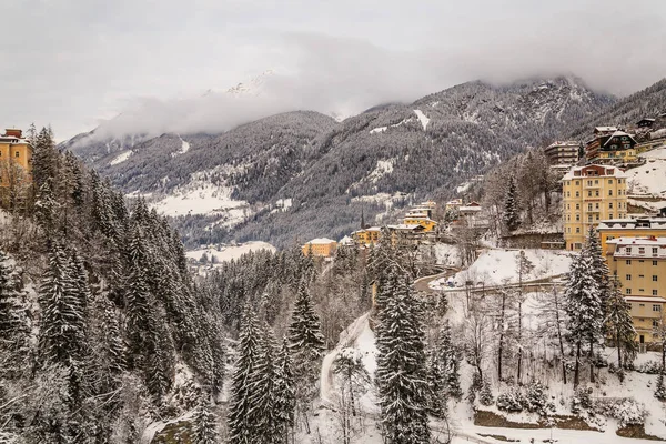 Weergave van hotels in het Oostenrijkse spa en ski-resort Bad Gasteinl, — Stockfoto