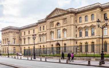 Sully ve Louvre kanat parçası. Paris, Fransa