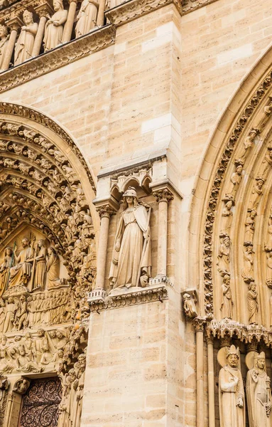 Fragmen fasady katedry Notre Dame na wyspie Cite. Paryż — Zdjęcie stockowe