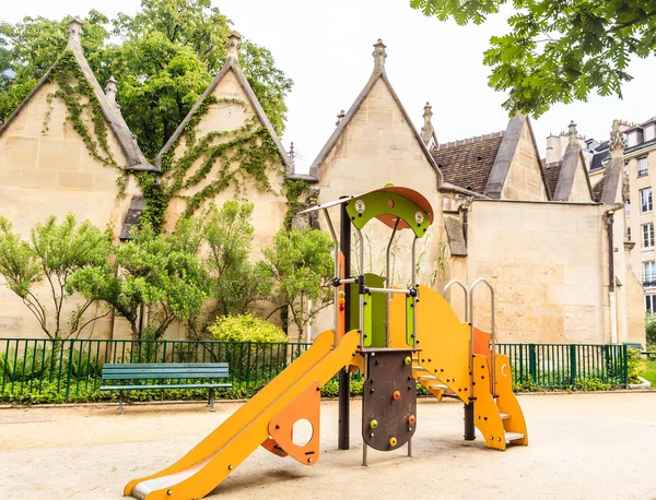 Дитячий майданчик навколо церкви Saint Severin в Парижі — стокове фото