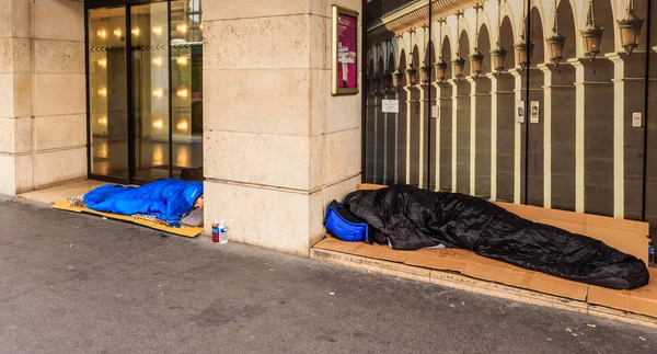 El clochard sin hogar duerme justo en la calle cerca del Louvre de los anticuarios — Foto de Stock