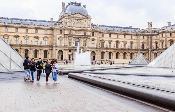 Cam piramit ve Louvre Müzesi (turist) insanlarla. Paris. Fransa — Stok fotoğraf