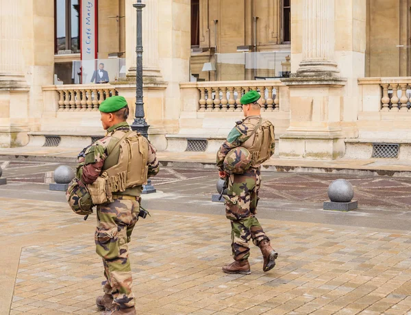 Soldados franceses patrulham perto do museu do Louvre. Paris. França — Fotografia de Stock