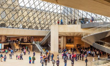 Bilet gişesi Louvre Müzesi içinde. Paris, Fransa