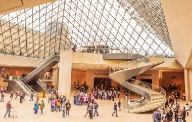 Bilet gişesi Louvre Müzesi içinde. Paris, Fransa