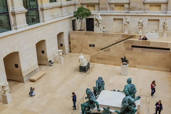 Музей Лувра, двор Пюже, Париж, Франция — стоковое фото