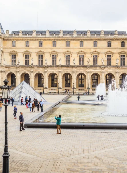 Gebied van het Louvre Museum. Richelieu-vleugel. Paris, Frankrijk — Stockfoto