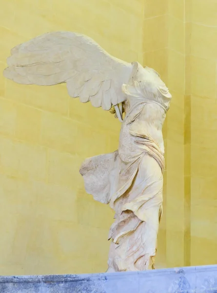 The statue of the winged Victory of Samothrace or Nika of Samothrace — Stock Photo, Image