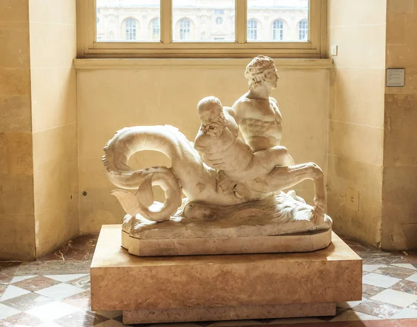 Het Louvre. Sculptuur van ichthyocenter in de hal van de oude kunst. — Stockfoto