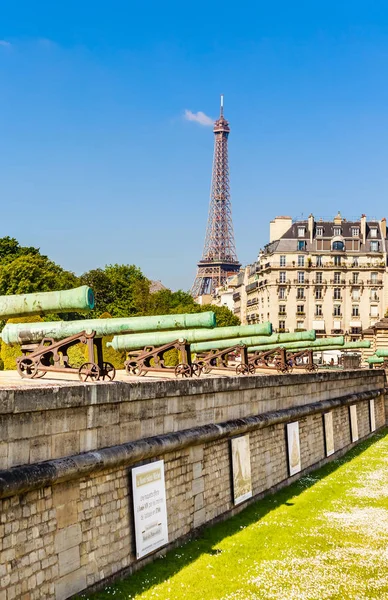 Historic Napoleonic artillery gun near National Residence of Invalids — Stock Photo, Image