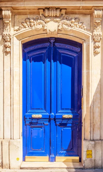 Entrada al edificio de apartamentos. París, Francia — Foto de Stock