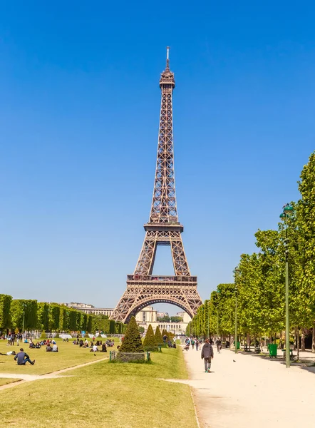 Eiffelturm in paris, mit rasen und menschen. Paris, Frankreich — Stockfoto