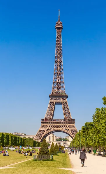 De toren van Eiffel in Parijs, met gras gazon en mensen. Paris, Frankrijk — Stockfoto