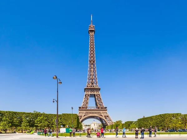Eiffeltornet i Paris, med människor. Paris, Frankrike — Stockfoto