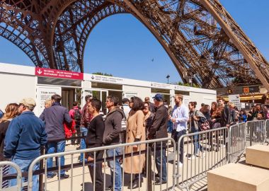 Eyfel Kulesi kontrolünü için sırada duran bilinmeyen insanlar. Fransa, Paris
