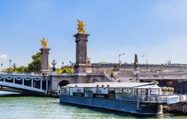 Paris'te Seine Alexander III köprüden 
