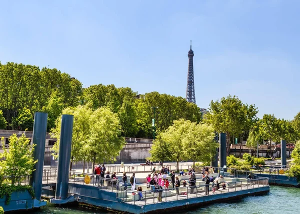 Пирсы для туристов на реке Сена. На набережной Орсе. Париж . — стоковое фото
