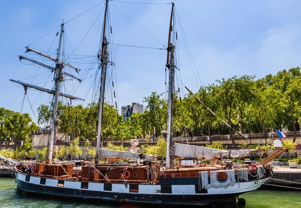 Sailing ship on Seine in Paris, France. — Stock Photo, Image