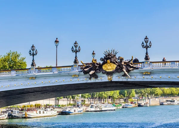 Skulpturen auf der Alexanderbrücke in Paris, Frankreich. — Stockfoto