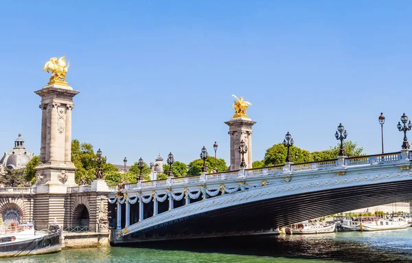 Puente Alejandro III sobre el Sena en París, Francia . —  Fotos de Stock