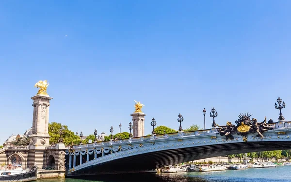 A Ponte Alexandre III através do Sena em Paris, França . — Fotografia de Stock