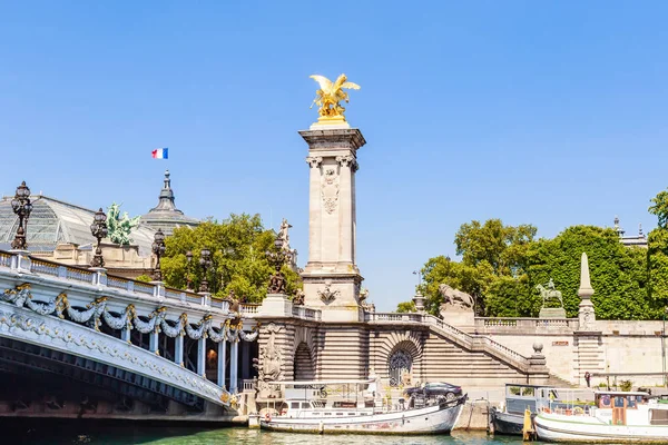 A Ponte Alexandre III através do Sena em Paris, França . — Fotografia de Stock