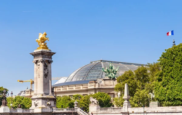 Fragmento del puente Alejandro III sobre el Sena en París —  Fotos de Stock