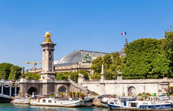 Fragmento del puente Alejandro III sobre el Sena en París a —  Fotos de Stock