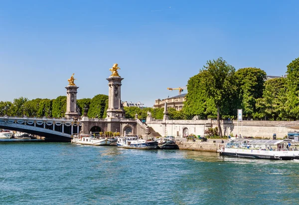 Puente Alejandro III sobre el Sena en París, Francia . —  Fotos de Stock