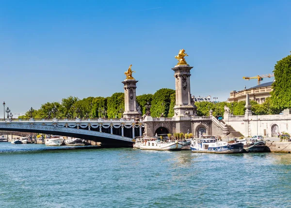 Alexander Iii brug over de Seine in Parijs, Frankrijk. — Stockfoto