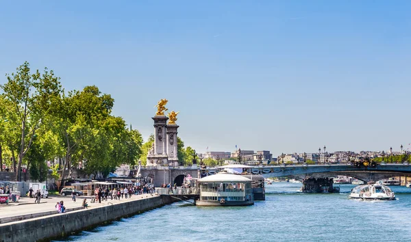 Alexander III broen over Seinen i Paris, Frankrig . - Stock-foto