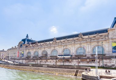 Paris, Fransa, Seine Nehri kıyısında Orsay Museum