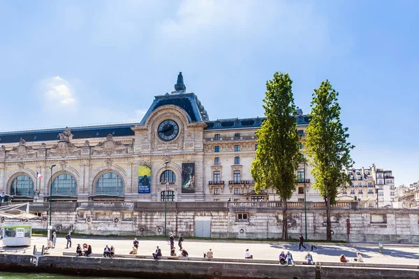 Museu Orsay na margem do rio Sena, Paris, França — Fotografia de Stock